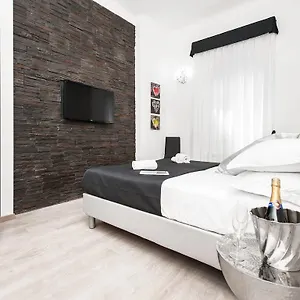 https://black-rooms-colosseo.it-romehotels.com